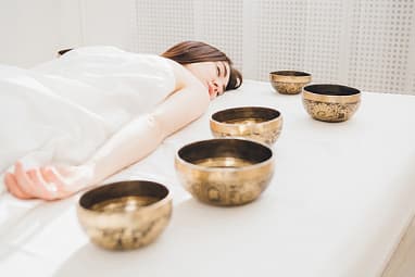 Звуковой массаж тибетскими «поющими» чашами 